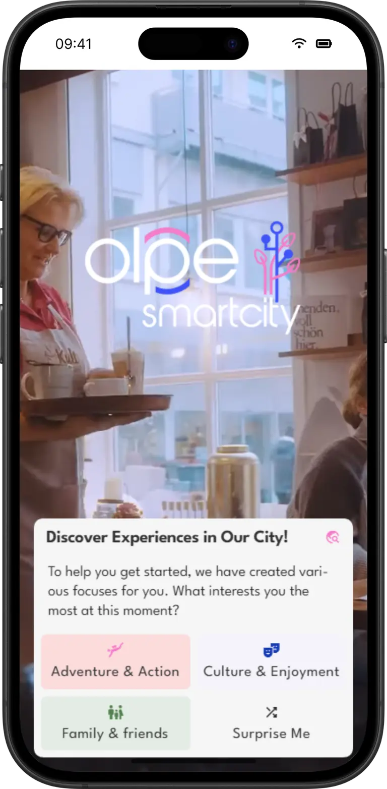 Erlebnis.Stadt Olpe: Startbildschirm mit dem Logo olpe smartcity über einem Foto aus einem Café, darunter die Auswahl des Interessen-Schwerpunkts mit vier Kacheln