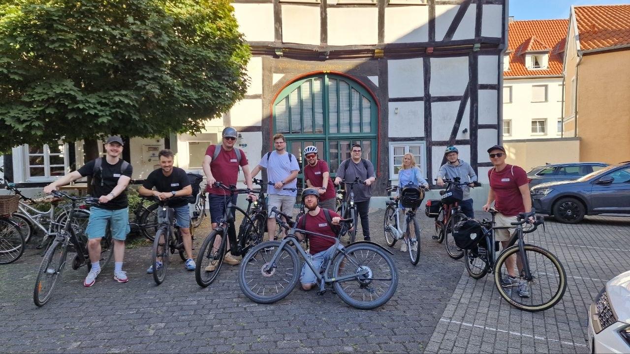 Das SWCode-Team mit Fahrr&auml;dern vor einem Fachwerkhaus in Soest